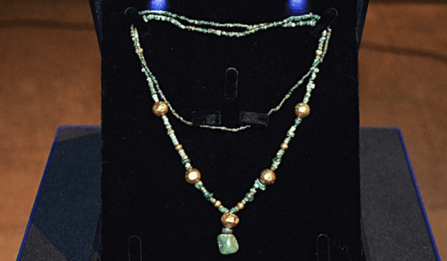 La joya arqueológica, un collar de incalculable valor perteneciente a la cultura Moche, fue formalmente entregada a la Embajada del Perú en Türkiye. Foto: Gob.pe La joya arqueológica, un collar de incalculable valor perteneciente a la cultura Moche, fue formalmente entregada a la Embajada del Perú en Türkiye. Foto: Gob.pe