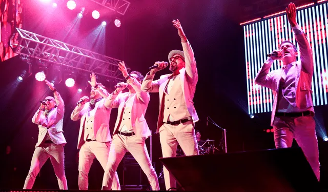 Momentos conmovedores, como el abrazo con una fan y la colaboración con la cantante peruana Amy Gutiérrez, hicieron de este show una experiencia inolvidable para los asistentes. Créditos: Carlos Félix / URPI-LR   