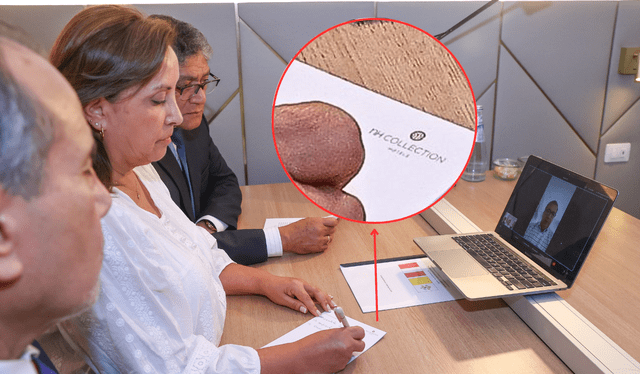 Dina Boluarte escribe sobre una hoja con el logotipo del hotel NH Collection durante una reunión virtual desde Roma. Dina Boluarte escribe sobre una hoja con el logotipo del hotel NH Collection durante una reunión virtual desde Roma.