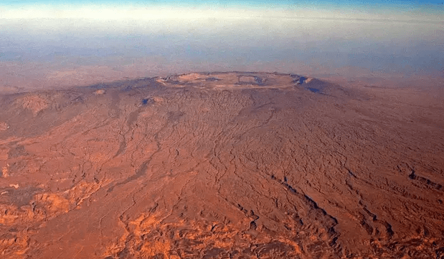 Emi Koussi es el punto más alto del desierto del Sahara, con 3.415 metros de altitud. Foto: Volcano Cafe Emi Koussi es el punto más alto del desierto del Sahara, con 3.415 metros de altitud. Foto: Volcano Cafe