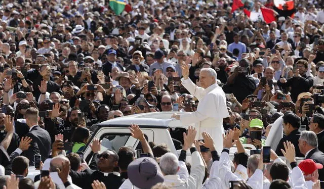 Fieles asistieron a las afueras del Vaticano para ver al papa León XIV. Foto: AP Fieles asistieron a las afueras del Vaticano para ver al papa León XIV. Foto: AP