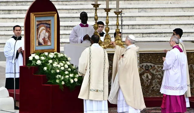 La misa en la Plaza San Pedro frente a miles de fieles del mundo. Foto: AP La misa en la Plaza San Pedro frente a miles de fieles del mundo. Foto: AP
