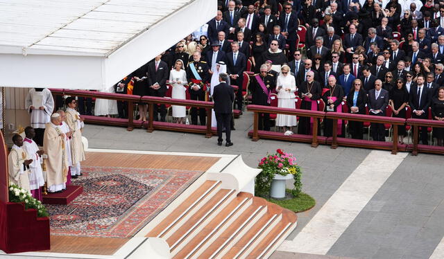 Líderes como los reyes de España asistieron a la primera misa del papa. Foto: AP Líderes como los reyes de España asistieron a la primera misa del papa. Foto: AP
