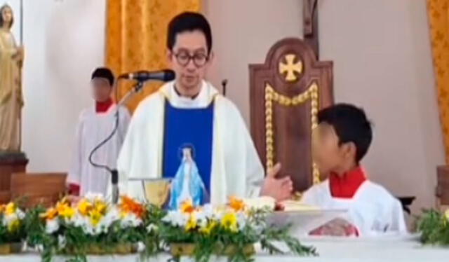 Sus monaguillos lo miraban consternados, pues ellos si notaron el error del sacerdote. Foto: TikTok / @aguirredaniel44 Sus monaguillos lo miraban consternados, pues ellos si notaron el error del sacerdote. Foto: TikTok / @aguirredaniel44