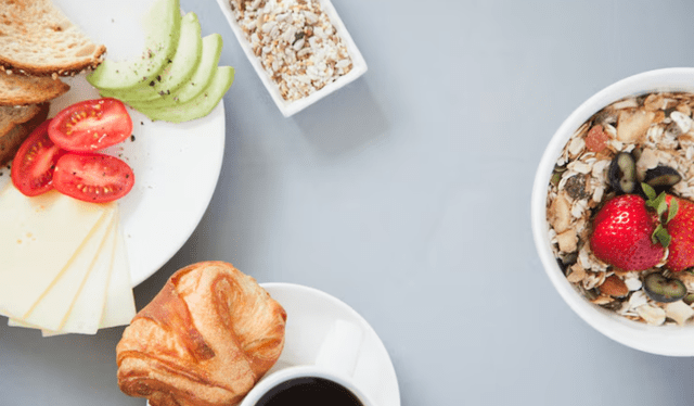  Marín propone un desayuno que no es la combinación de cereales más azúcares sino más bien tostadas de pan con aguacate, jamón, anchoas o pescado azul. Foto: FreePiK   