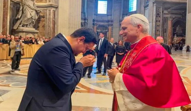 El gobernador de Lambayeque mostró su incomodidad ante las preguntas de los periodistas sobre su viaje para participar de la entronización del papa León XIV. Foto: Andina El gobernador de Lambayeque mostró su incomodidad ante las preguntas de los periodistas sobre su viaje para participar de la entronización del papa León XIV. Foto: Andina