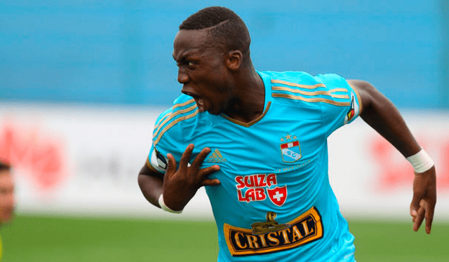 Luis Advíncula en Sporting Cristal. Foto: Líbero Luis Advíncula en Sporting Cristal. Foto: Líbero
