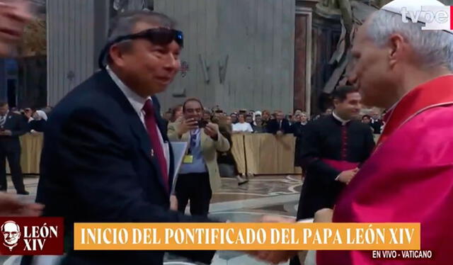  El cónsul de Perú en Roma le extendió la mano para saludar al papa León XIV, pero olvidó sacarse los lentes del rostro. Foto: X/ @MigSalino   