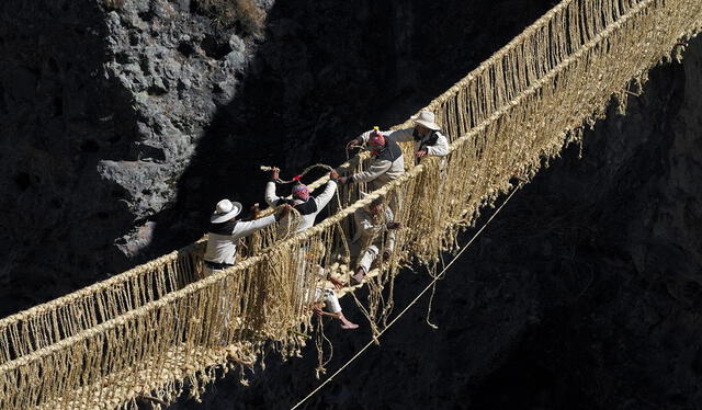 Cada año los habitantes de la provincia de Canas renuevan el puente Q’eswachaka siguiendo un ritual ancestral. Foto: NatGeo Cada año los habitantes de la provincia de Canas renuevan el puente Q’eswachaka siguiendo un ritual ancestral. Foto: NatGeo