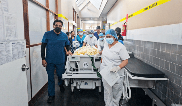 Doctores y enfermeros junto al paciente Foto: EsSalud   