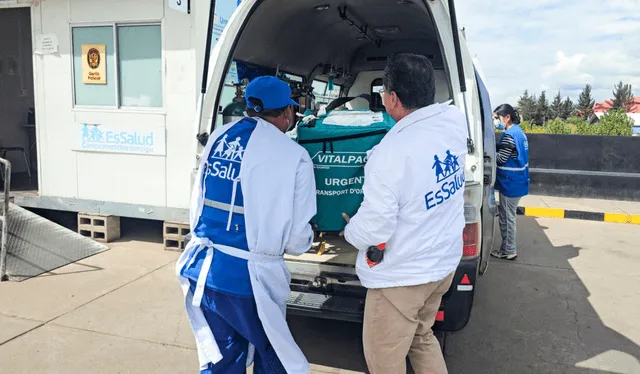 Doctores sacando sus implementos de la ambulancia para salvar vidas Foto: EsSalud   