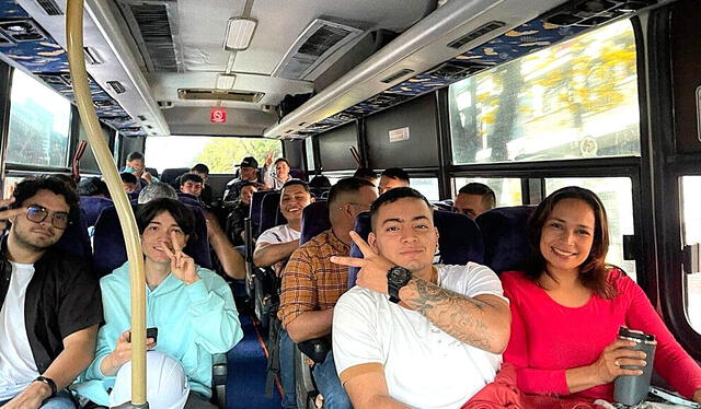  Fotografía publicada por uno de los estudiantes cuando se disponían a salir. Foto: Juan Lozano Periodista/Facebook.   