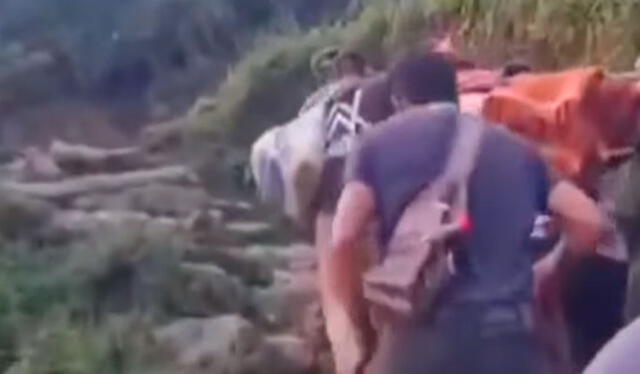  Las imágenes generaron indignación, ya que los comuneros caminaron 4 horas hasta llegar a un centro de salud en Chota. Foto: Cajamarca Noticiosa   