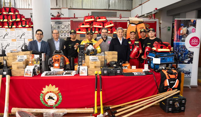  El sector privado entregó equipamiento valorizado en más de US$ 100 mil a los bomberos,    