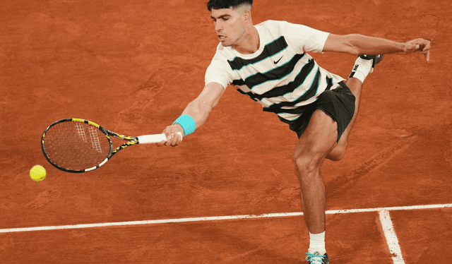  Carlos Alcaraz se convierte en el primer jugador del siglo XXI en alcanzar 20 victorias en el Roland Garros. Foto: Agencia AP   