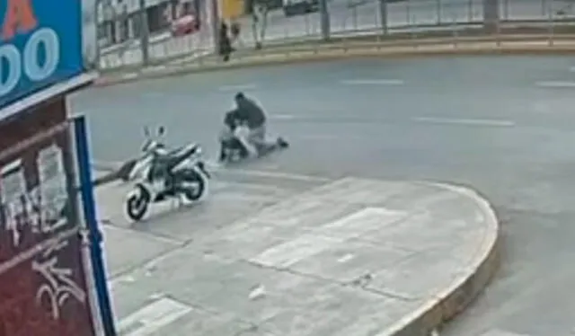  La víctima logró derribar al ladrón y recuperó su teléfono celular. Foto: TikTok / Latina Noticias   