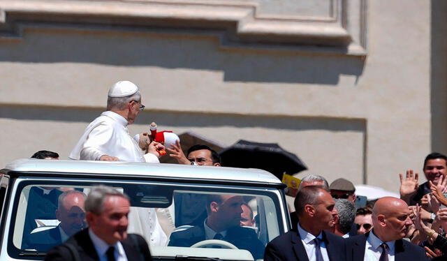 El papa León XIV levantó el brazo para atrapar el peluche, lo que acaparó las miradas y la emoción de sus seguidores. Foto: Vatican News El papa León XIV levantó el brazo para atrapar el peluche, lo que acaparó las miradas y la emoción de sus seguidores. Foto: Vatican News