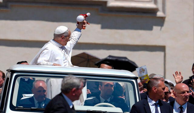 Al ver de qué personaje se trataba, se dibujó una enorme sonrisa en el rostro del papa León XIV. Foto: Vatican News Al ver de qué personaje se trataba, se dibujó una enorme sonrisa en el rostro del papa León XIV. Foto: Vatican News