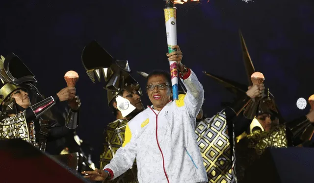  Lucha Fuentes fue elegida como la portadora final de la antorcha en los Juegos Panamericanos de Lima. Foto: AP   
