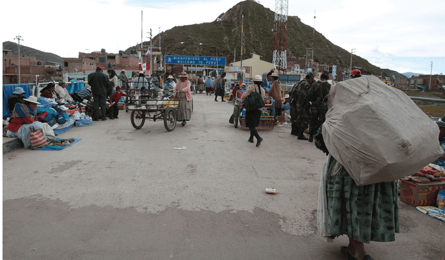 Los comerciantes bolivianos deben cambiar bolivianos a soles para poder pagarles a sus proveedores. Foto: Andina Los comerciantes bolivianos deben cambiar bolivianos a soles para poder pagarles a sus proveedores. Foto: Andina