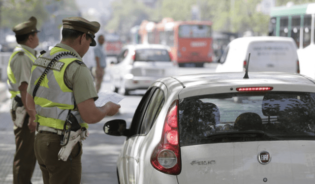 Desde el 15 mayo de 2025 los vehículos deberán tener grabadas sus placas en los vidrios. Foto: El Mercurio Desde el 15 mayo de 2025 los vehículos deberán tener grabadas sus placas en los vidrios. Foto: El Mercurio