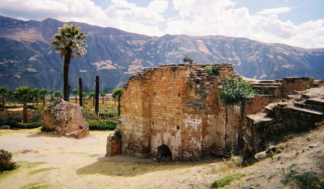 Ruinas de la catedral de Yungay tras el terremoto de 1970. Ruinas de la catedral de Yungay tras el terremoto de 1970.