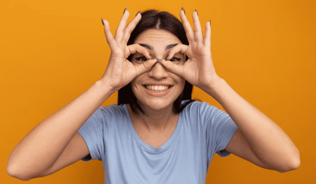  A algunas personas les cuesta mantener la mirada mientras conversan. Foto: FreePik   