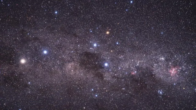La constelación de la Cruz del Sur (centro). Se encuentra en el extremo sur de nuestra Vía Láctea. Las dos estrellas más brillantes de Alfa Centauri parecen fusionarse (estrella amarilla en el extremo izquierdo). Foto: A. Fujii La constelación de la Cruz del Sur (centro). Se encuentra en el extremo sur de nuestra Vía Láctea. Las dos estrellas más brillantes de Alfa Centauri parecen fusionarse (estrella amarilla en el extremo izquierdo). Foto: A. Fujii