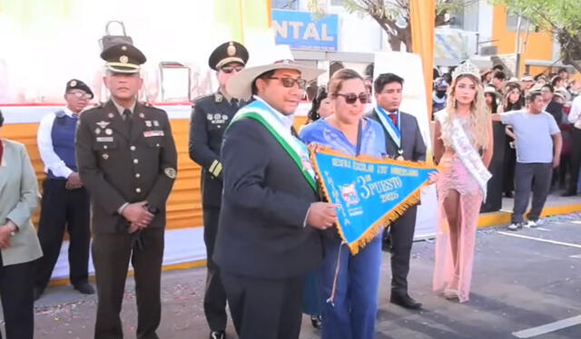 El mismo alcalde entregó gallardetes de forma equivocada. Foto: Revista Prende y Apaga/ Facebook    