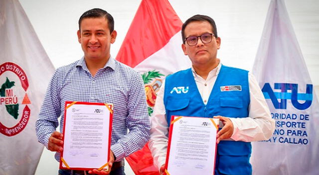  Presidente ejecutivo de la ATU firmando convenio.   