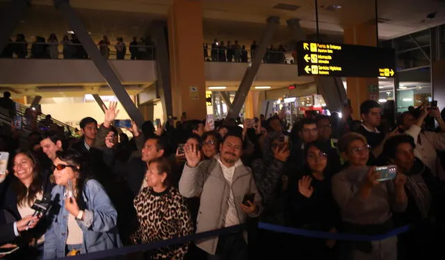 Grupo de personas le dicen adiós al aeropuerto. Foto: La República.   