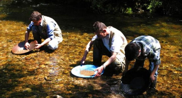 La tradición del bateo de oro en el río Navelgas se remonta a la época romana y continúa viva en la actualidad. Foto: El Cronista La tradición del bateo de oro en el río Navelgas se remonta a la época romana y continúa viva en la actualidad. Foto: El Cronista