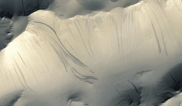 yas brillantes y oscuras que cubren las laderas de la aureola del Monte Olimpo. Foto: ESA yas brillantes y oscuras que cubren las laderas de la aureola del Monte Olimpo. Foto: ESA
