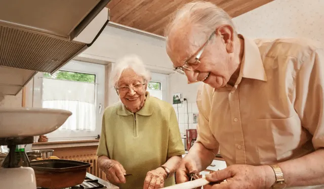  El adulto mayor se debe duchar de acuerdo a la actividad física que realice. Foto: Archivo LR<br><br>    