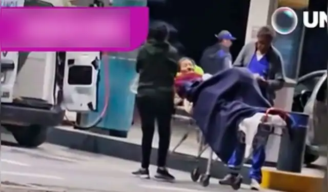 La adulta mayor esperaba pacientemente a un lado de la ambulancia hasta que terminaran de llenar de gas. Foto: TikTok/ @unitel.bo La adulta mayor esperaba pacientemente a un lado de la ambulancia hasta que terminaran de llenar de gas. Foto: TikTok/ @unitel.bo