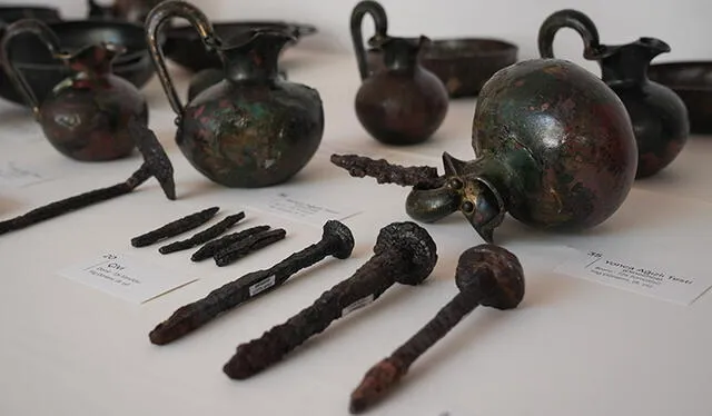 En la tumba se encontraron objetos de bronce que algunos se encontraban colgados con clavos de hierro. Foto: Ministerio de Turismo de Turquía<br><br> En la tumba se encontraron objetos de bronce que algunos se encontraban colgados con clavos de hierro. Foto: Ministerio de Turismo de Turquía<br><br>