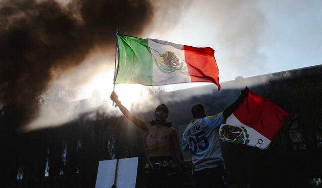 La bandera de México se convirtió en un símbolo de lucha y resistencia para los inmigrantes en Los Ángeles durante las protestas contra las redadas del ICE. La bandera de México se convirtió en un símbolo de lucha y resistencia para los inmigrantes en Los Ángeles durante las protestas contra las redadas del ICE.