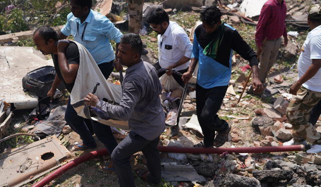 Fuentes de los equipos de rescate indicaron que las esperanzas de encontrar más personas con vida son muy bajas, y decenas de cuerpos han sido trasladados a hospitales. Foto: EFE Fuentes de los equipos de rescate indicaron que las esperanzas de encontrar más personas con vida son muy bajas, y decenas de cuerpos han sido trasladados a hospitales. Foto: EFE