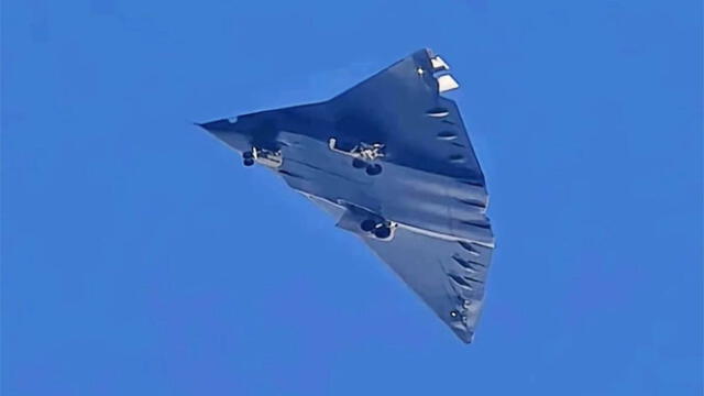 El caza furtivo chino Chengdu J-36, captado durante una de sus primeras pruebas de vuelo. Foto: Redes sociales chinos El caza furtivo chino Chengdu J-36, captado durante una de sus primeras pruebas de vuelo. Foto: Redes sociales chinos