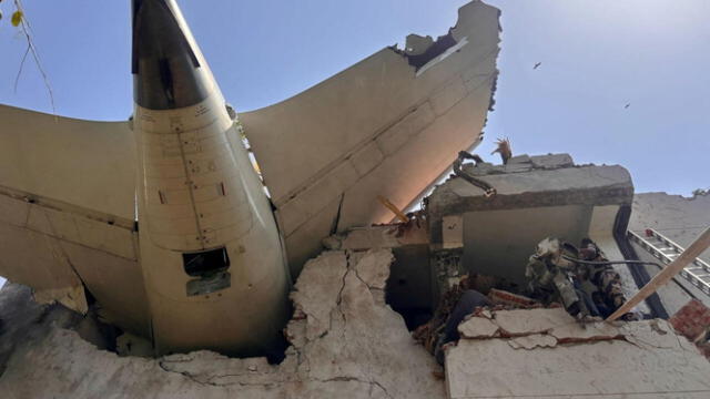  El vuelo AI171 de Air India, un Boeing 787 que cubría la ruta entre Ahmedabad y Londres, se estrelló en una zona residencial.  Foto: AFP 