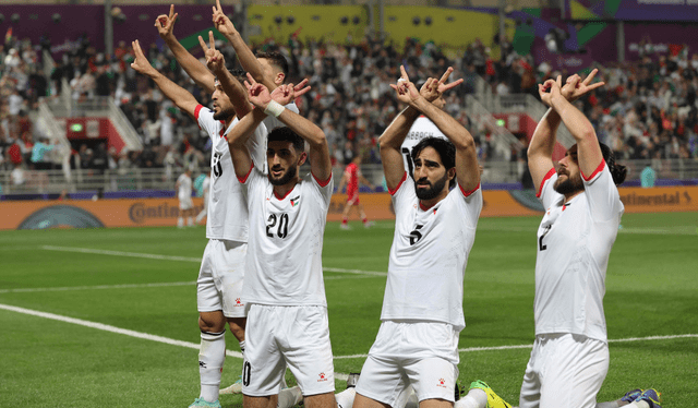  El símbolo que realizaban los jugadores significa libertad. Foto: AFP<br><br>    