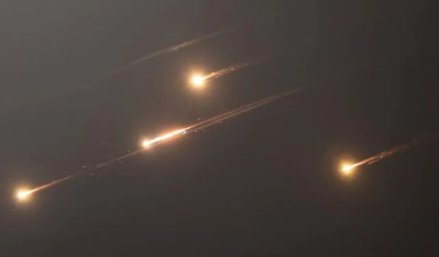 Se observan estelas de cohetes desde el cielo de Jerusalén este 13 de junio. Foto: AFP Se observan estelas de cohetes desde el cielo de Jerusalén este 13 de junio. Foto: AFP