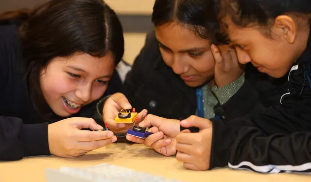 Participantes de Chicas TEC realizando la dinámica «Mi primer circuito» a través de la cual tiene un acercamiento práctico a la tecnología y electrónica.   