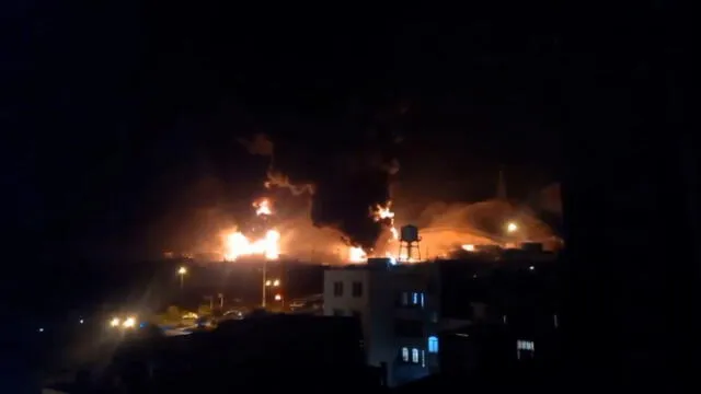 Una imagen de un video muestra el depósito de petróleo de Sharhan en llamas cerca de Teherán el sábado 14 de junio Una imagen de un video muestra el depósito de petróleo de Sharhan en llamas cerca de Teherán el sábado 14 de junio