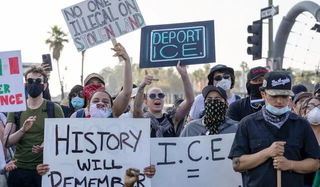 1- Manifestantes se concentraron en el centro de Los Ángeles, zona bloqueada durante toque de queda. Foto: AFP 1- Manifestantes se concentraron en el centro de Los Ángeles, zona bloqueada durante toque de queda. Foto: AFP
