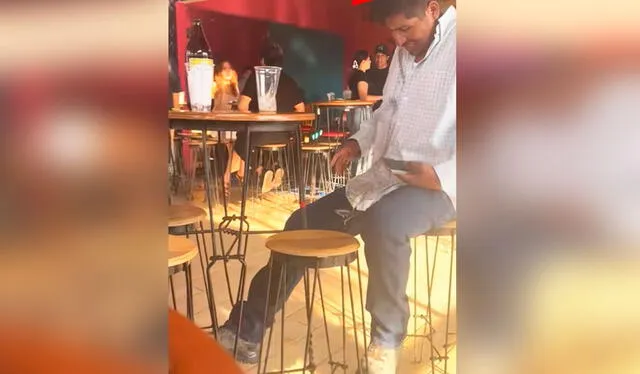  Un mesero se acercó al hombre para avisarle que estaba derramando el licor sobre su pantalón. Foto: composición LR/ TikTok/ Exitosa   