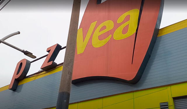  Los clientes dentro del supermercado se sorprendieron al ver el letrero caído tras el movimiento telúrico. Foto: composición LR/ Elisa Cruz   
