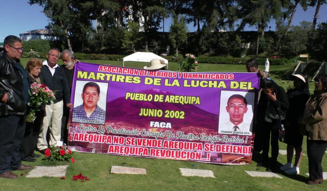 Deudos de víctimas los recordaron este domingo en cementerio. Foto: Mirelia Quispe - La República.   