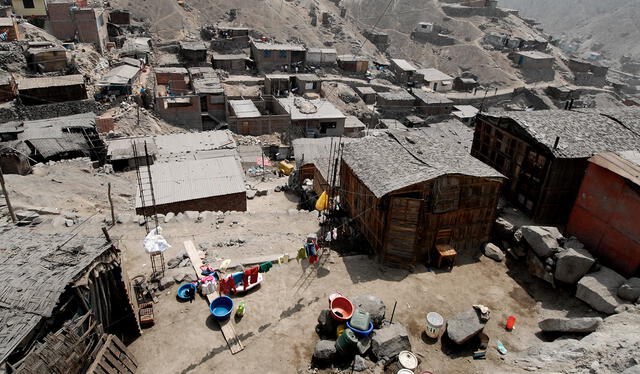 Hay un total de 9 millones 395.000 peruanos sumidos en la pobreza. Hay un total de 9 millones 395.000 peruanos sumidos en la pobreza.