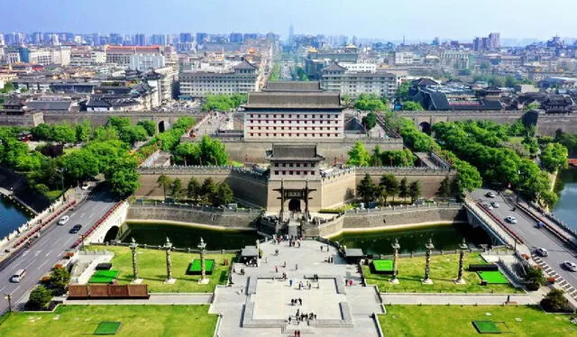 Imagen de la Puerta de Yongning en Xi'an, provincia noroccidental china de Shaanxi, el 25 de abril de 2023. Xi'an, capital de la provincia noroccidental china de Shaanxi, cuenta con más de 3.100 años de historia y fue capital de 13 dinastías chinas. (Xinhua/Liu Xiao)   